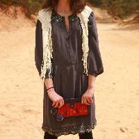 Robe � encolure brod�e Sacha