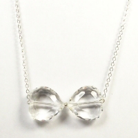 Collier coeurs cristal en noeud papillon plaqué argent Collier coeurs cristal en noeud papillon plaqué argent