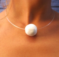 Collier Boule blanc fil transparent