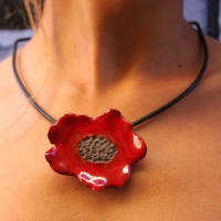 Collier Fleur rouge � parfumer