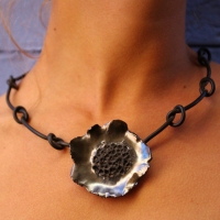 Collier Gothik Metal fleur � parfumer