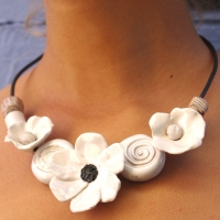 Collier White fleur � parfumer