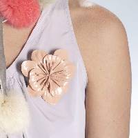Broche fleur en cuir Cam�lia