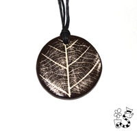 Collier c�ramique noire impression Feuille